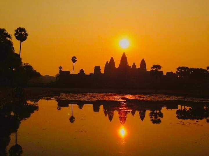 Lever du soleil sur Angkor Wat reflété dans le bassin