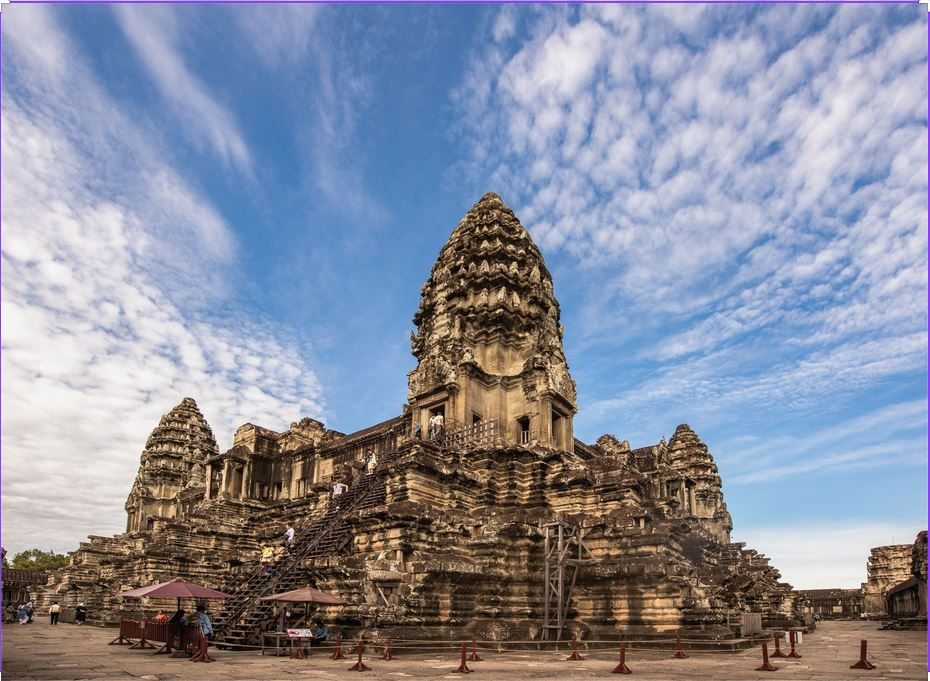 Les tours d'Angkor Wat vues depuis la cour intérieure