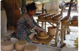 Artisane cambodgienne tressant des paniers