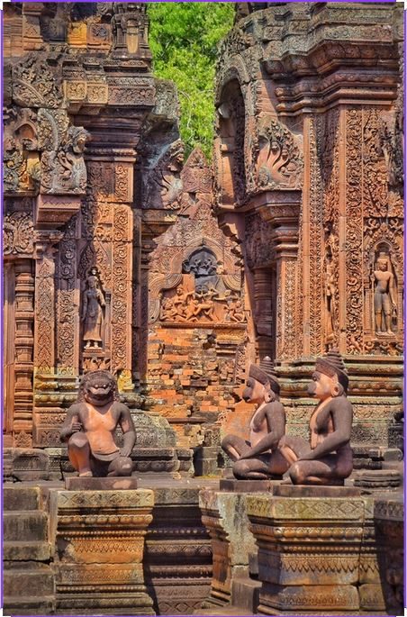 Sculptures en grès rose du temple de Banteay Srei