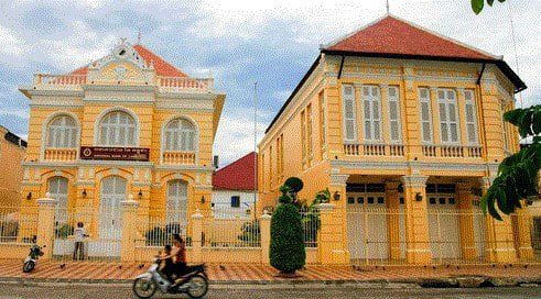 Bâtiment colonial jaune dans le centre de Battambang