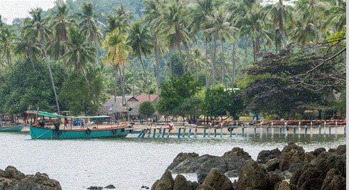 Bateaux de pêche colorés le long de la côte près de Kep