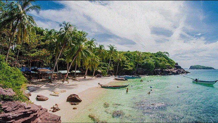Plage de sable blanc et eau turquoise sur une île du sud du Cambodge